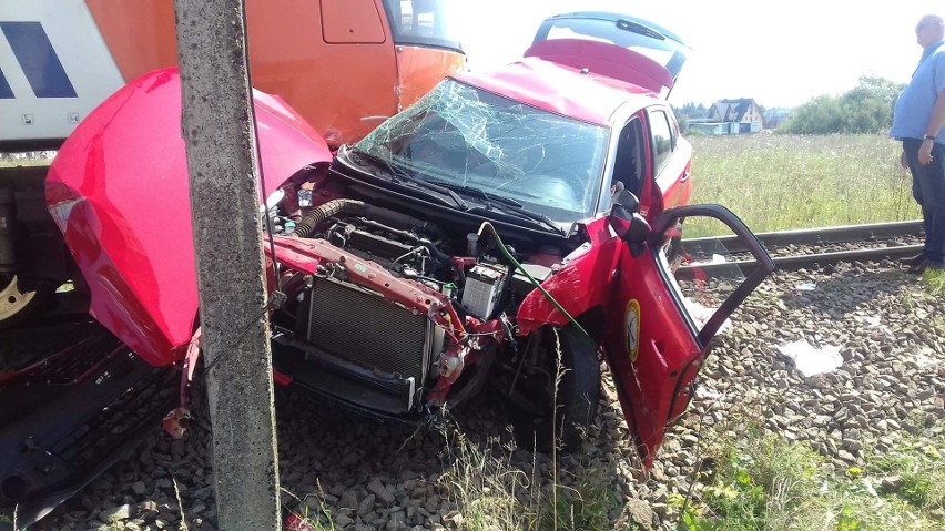 Wypadek w Szaflarach. Pociąg osobowy zderzył się z samochodem, 18-latka zdająca egzamin zmarła w szpitalu