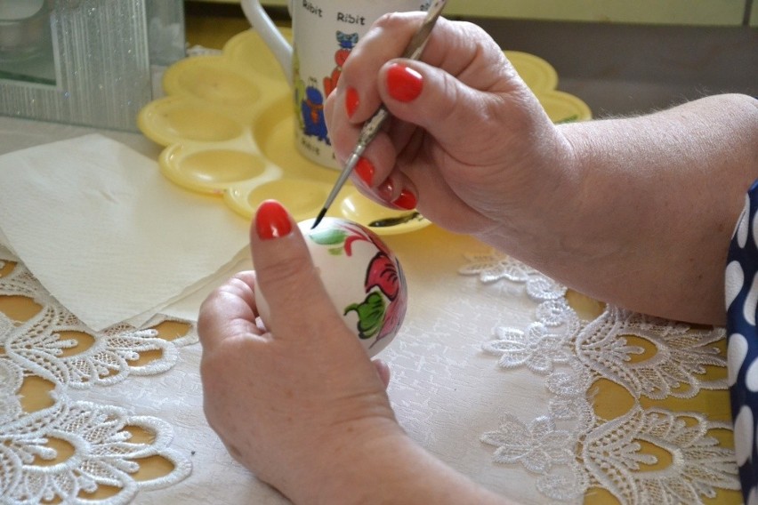 Jadwiga Politowska z Rachcina z rozmachem maluje fajansowe wzory.Spod jej ręki wychodzą pisanki inne niż wszystkie [zdjęcia]