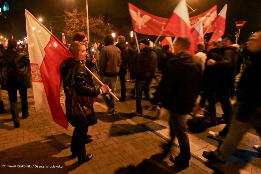 Marsz Patriotów przeszedł przez Wrocław. Petardy i antykomunistyczne hasła (ZDJĘCIA)