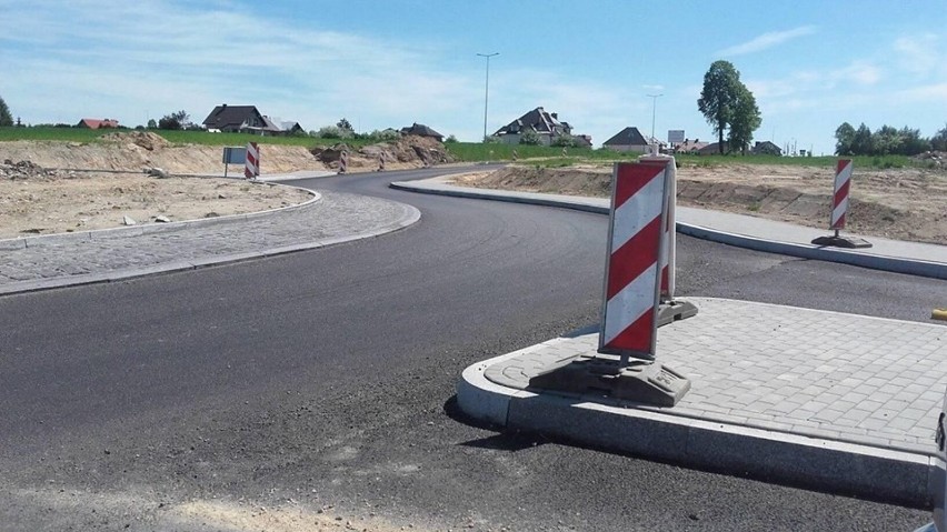 Trwa asfaltowanie obwodnicy Wolbromia i drogi Łobzów - Jeżówka [ZDJĘCIA]