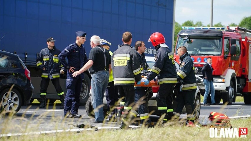 Groźny wypadek pod Wrocławiem. BMW czołowo zderzyło się z ciężarówką 