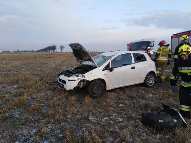 Wypadek w Marcinkowie. Gdy strażacy przybyli na miejsce, samochód leżał na dachu, a kierowca znajdował się poza pojazdem