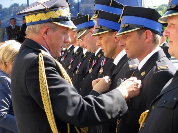 Komendant główny PSP Wiesław Leśniakiewicz (z lewej) gratulował strażakom ich postawy podczas powodzi.