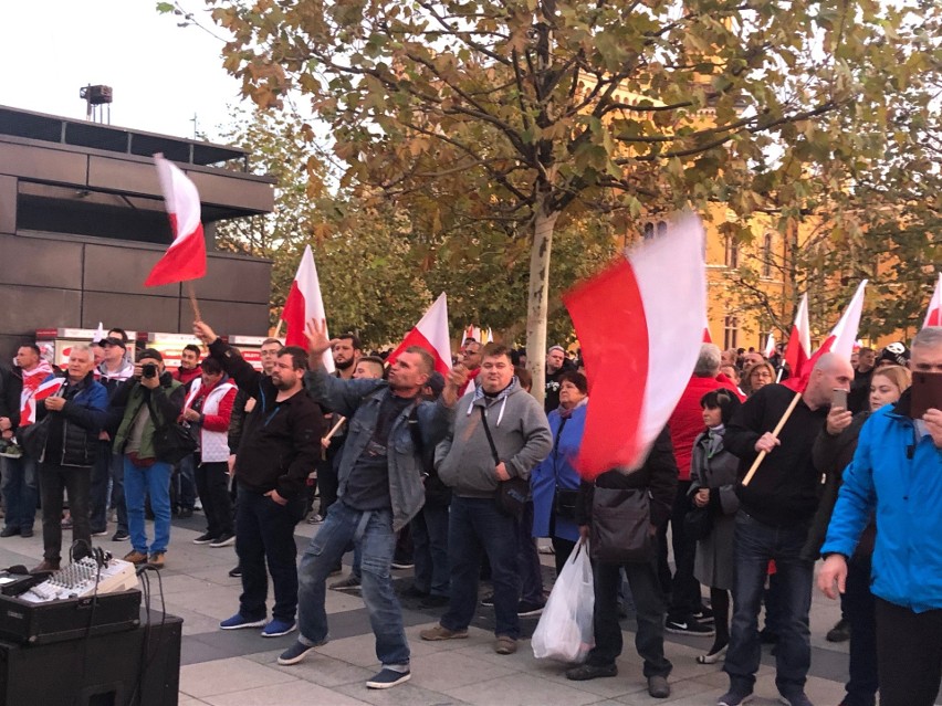 Marsz narodowców we Wrocławiu rozwiązany. Są ranni, wśród nich policjant. Dutkiewicz: Brak wsparcia policji. Ta odpowiada: Był pan tam?