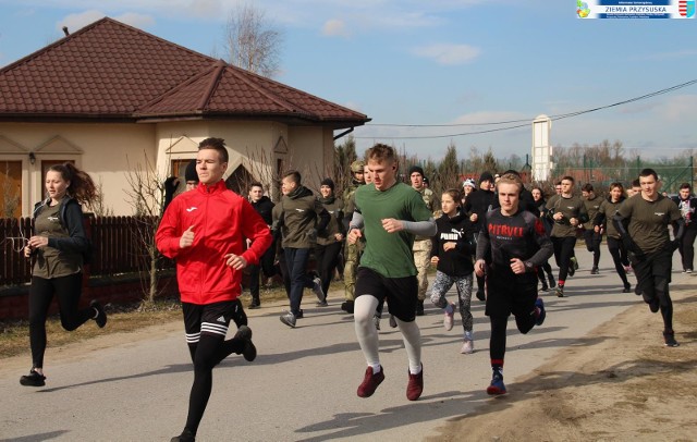 VI Bieg Pamięci Żołnierzy Wyklętych w Odrzywole. Podczas tegorocznej edycji wystartowało ponad 280 uczestników. Na mecie dla każdego uczestnika czekała gorąca kawa.