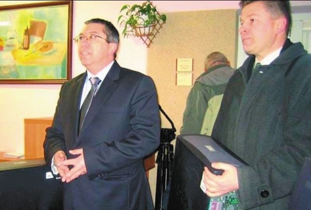 Zapytany przez nas wczoraj prezes PKS Łomża Adam Wykowski (na zdjęciu z lewej) o aktualną sytuację spółki, odmówił komentarza.