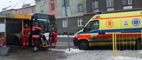 Kierowca autobusu jest właśnie wywożony przez lekarzy.