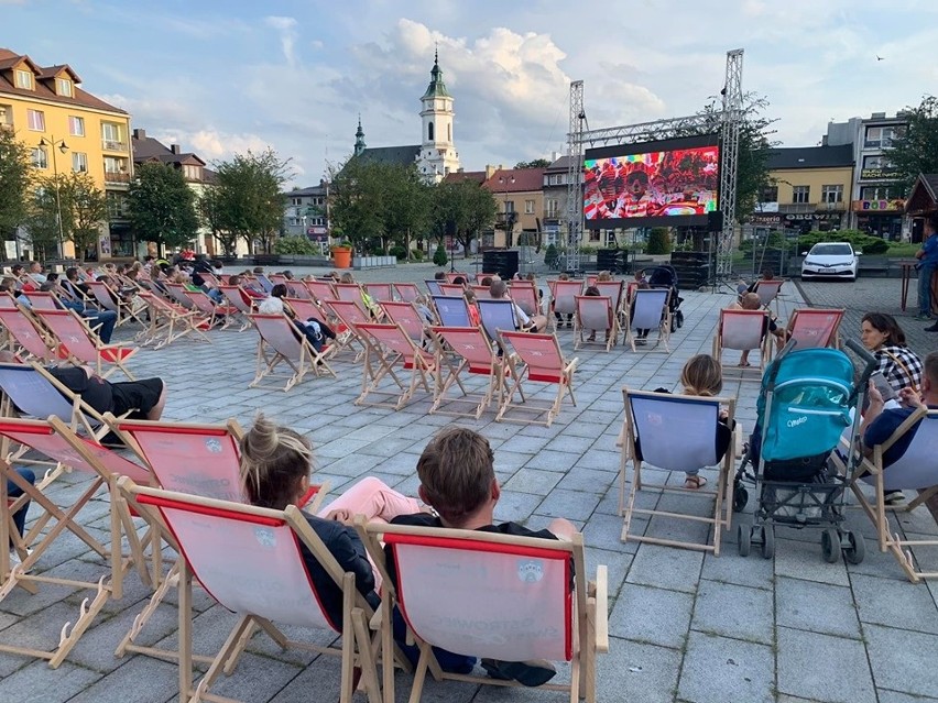 Wystartowało letnie kino pod chmurką na ostrowieckim Rynku [ZDJĘCIA]