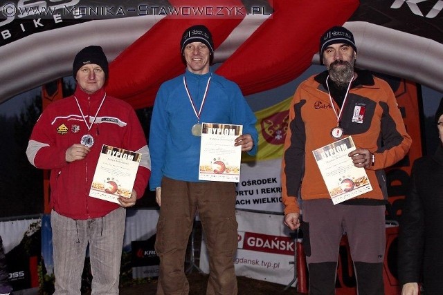 Andrzej Andrzejewski z Bielaw koło Nakła stoi na podium pierwszy z lewej.