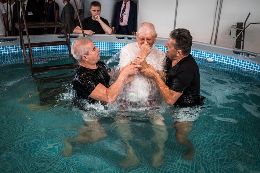 Kongres Świadków Jehowy w Poznaniu: Na MTP przyjęli chrzest