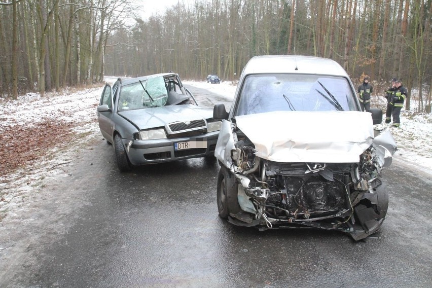 Wypadek na drodze Łozina - Bąków. Nie żyje młoda kobieta, ranne 3 osoby, wśród nich roczne dziecko