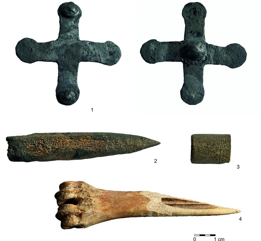 Wśród znalezisk były także narzędzia z kości i okucia....