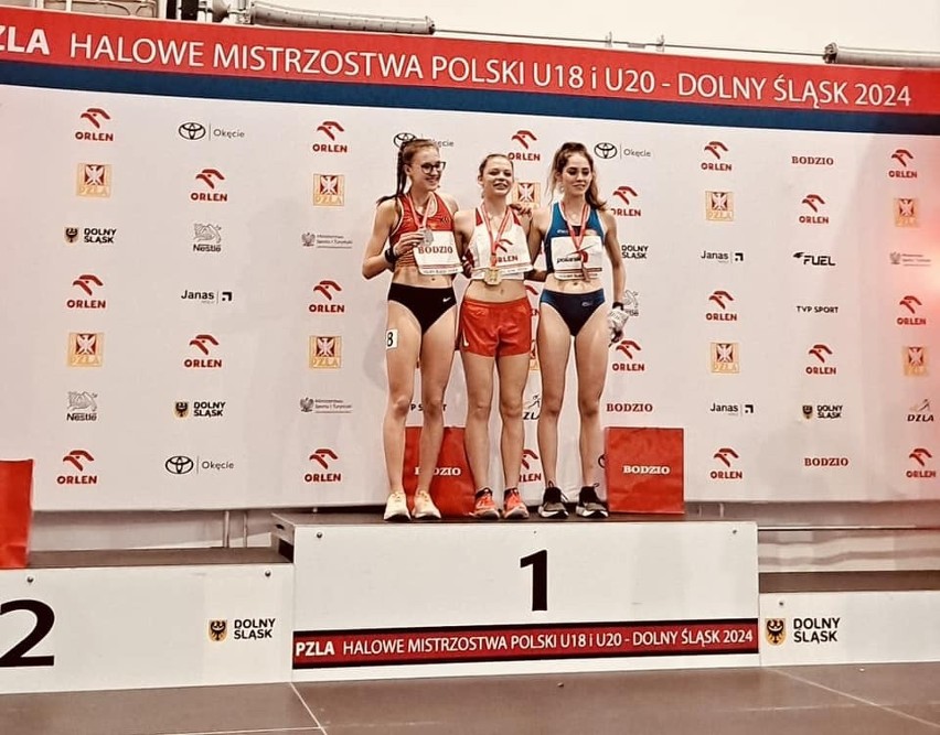 Trzy medale KKL Kielce na mistrzostwach Polski we Wrocławiu. Oliwia Bełczew, Zofia Jastrząb, Natalia Biskupska na podium