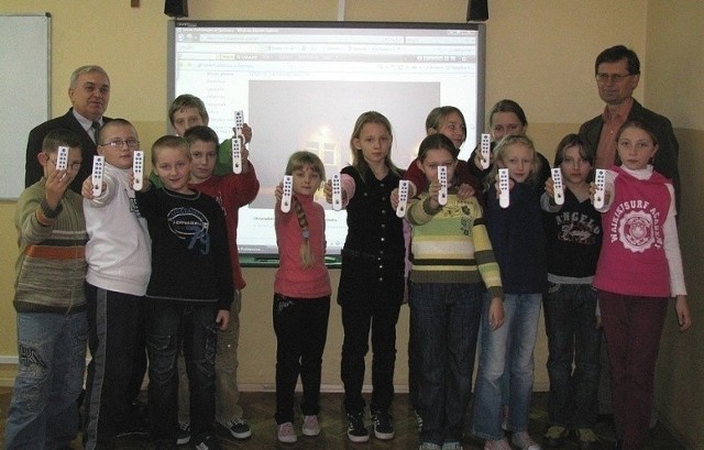 Nowy sprzęt multimedialny prezentują uczniowie podstawówki w Opatowcu oraz dyrektorzy Mirosław Gajda (z prawej) i Ryszard Kłos.