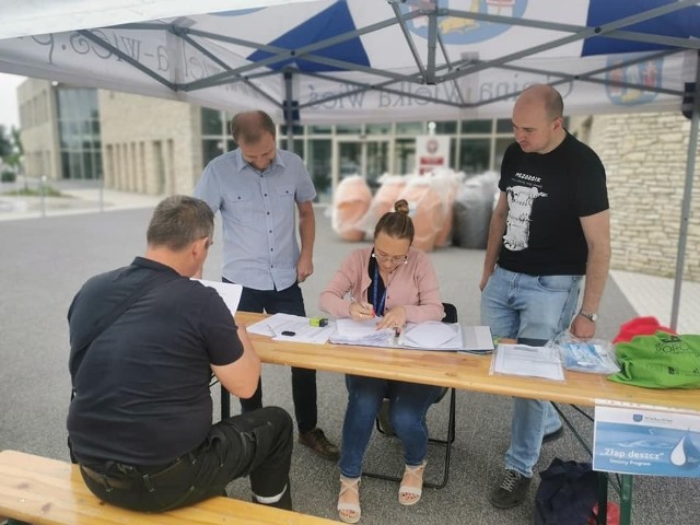 Pierwsze umowy na dostarczenie 330 litrowych zbiorników na deszczówkę podpisano podczas Wielkowiejskiego Targu