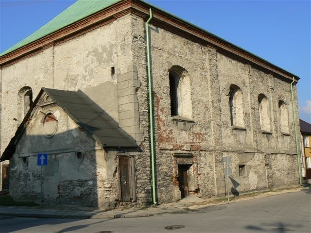 Zniszczony budynek synagogi w Chmielniku zostanie wyremontowany i powstanie tu centrum edukacyjno-kulturalne.