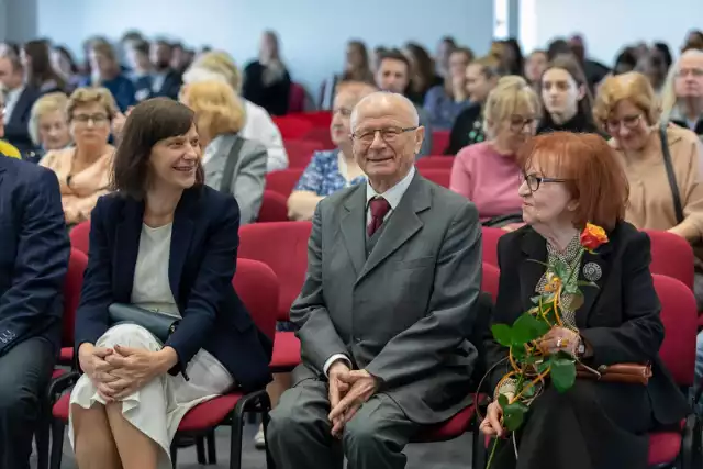 Tak było w Bibliotece Uniwersytetu Kazimierza Wielkiego w Bydgoszczy 24 października 2022 r. podczas uroczystego wernisażu jubileuszowej wystawy prof. Romana Ossowskiego, który zaszczycił swą obecnością