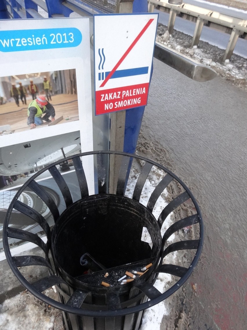 Poznań: Zakazali palenia na kładce prowadzącej do dworca 