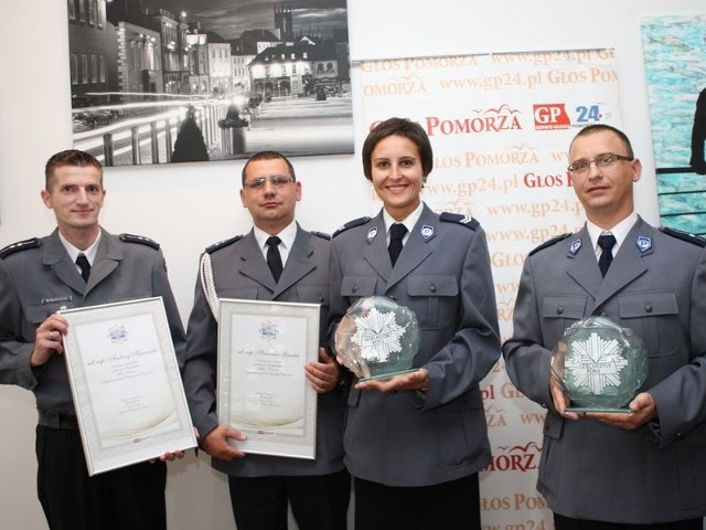 Nagrodzeni w plebiscycie Najpopularniejszy Dzielnicowy Roku 2011. Od lewej: Andrzej Kaszewski, Sławomir Gradek, Marta Kandybowicz i Grzegorz Sak.