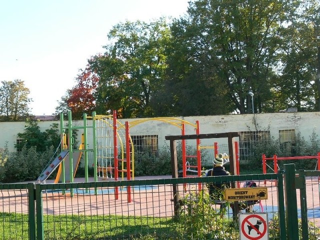 Kolorowy plac zabaw w ramach programu "Radosna Szkoła&#8221; służy dzieciom przy Szkole Podstawowej nr 4 w Tarnobrzegu.