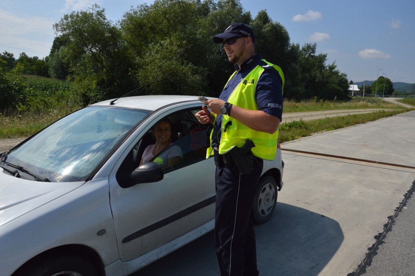 Wielka Wieś. Nietypowy patrol drogówki. Policjantom towarzyszył ksiądz [ZDJĘCIA]