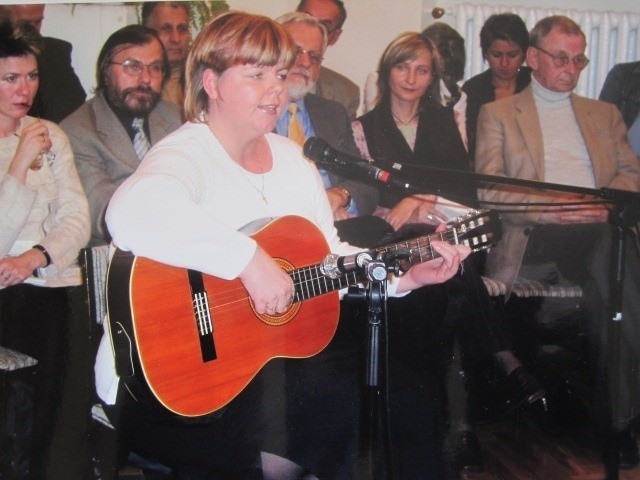 Gdy Anna Poźlewicz śpiewa, to najczęściej występuje razem  z gitarą.