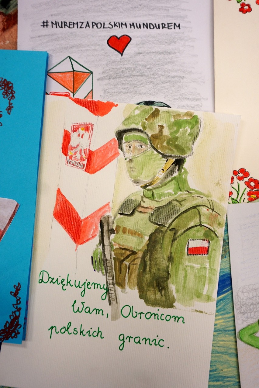 Wsparcie dla żołnierzy: laurki, kartki i obrazki. Podsumowanie akcji #KartkaDlaObrońcówGranic. Zobacz fotorelację