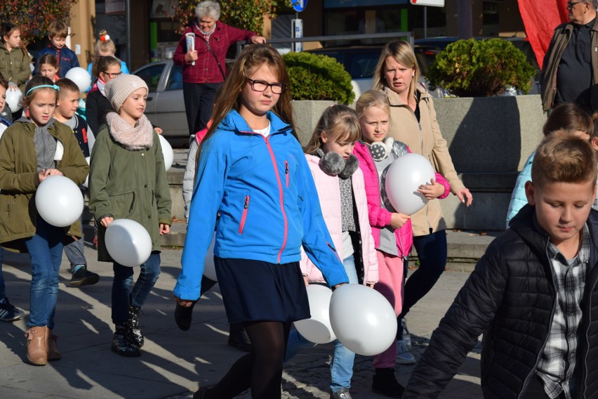 W Gorlicach jest dzisiaj biało-czerwono. Na płycie rynku powstała żywa flaga. Przyszły setki uczniów z biało-czerwonymi balonikami