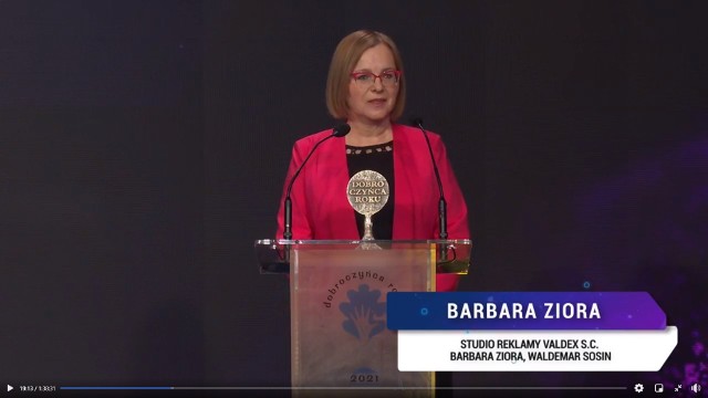 Barbara Ziora odbiera statuetkę i dyplom Dobroczyńcy Roku 2021.