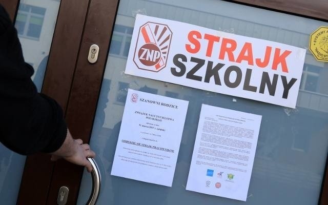 W Suwałkach strajkują nauczyciele prawie wszystkich szkół....