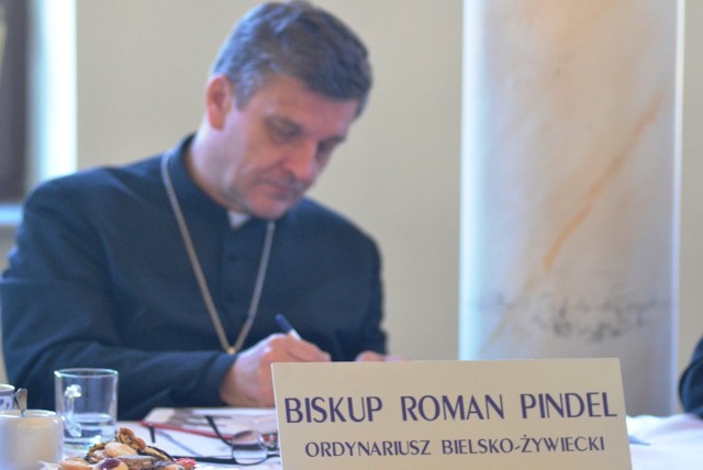 Bp Roman Pindel, ordynariusz diecezji bielsko-żywieckiej, z powodu nowych obostrzeń związanych z pandemia koronawirusa, udzielił wiernym dyspensy od uczestnictwa w niedzielnej mszy.