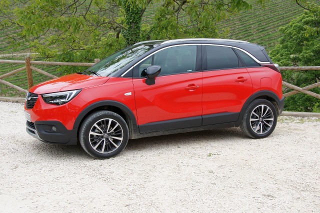 Opel Crossland X - testGlobalna ofensywa niewielkich corssoverów trwa w najlepsze. Do wyścigu po laur najpopularniejszego auta tego typu dołącza Opel z modelem Crossland X, który pomimo przynależności do segmentu B zaskakuje przestronnym wnętrzem. Mieliśmy okazję przetestować go podczas pierwszych międzynarodowych jazd. fot. Bartłomiej Pobocha