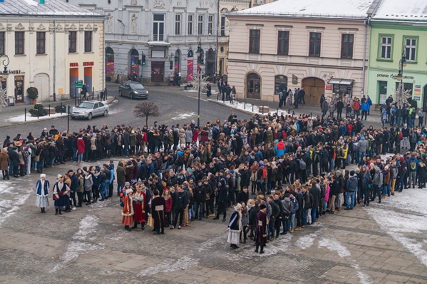 Jubileuszowy Polonez sądeckich maturzystów przed ratuszem