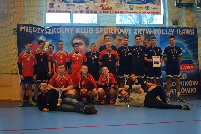 Zespół CKZiU w niebieskich strojach z ekipą z Torunia w czerwonych koszulkach.