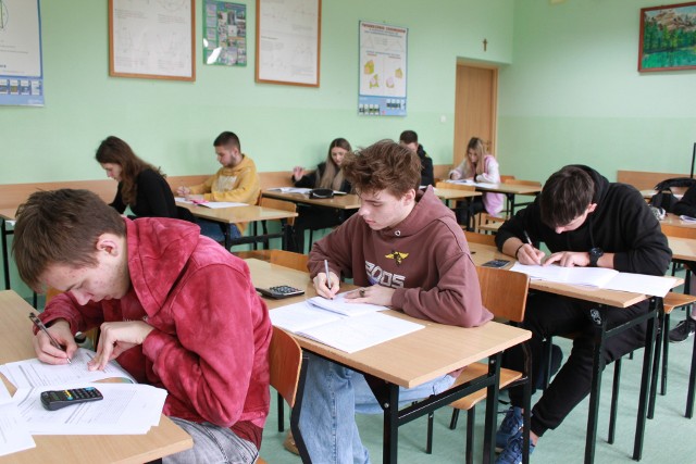 Uczniowie Liceum Ogólnokształcącego imienia Bartosza Głowackiego w Opatowie pisali egzamin próbny z matematyki.