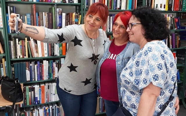 Agnieszka Lingas-Łoniewska (z lewej) spotkała się z czytelnikami w buskiej bibliotece. Były też wspólne, pamiątkowe fotografie, w tym... modne dzisiaj "selfie".