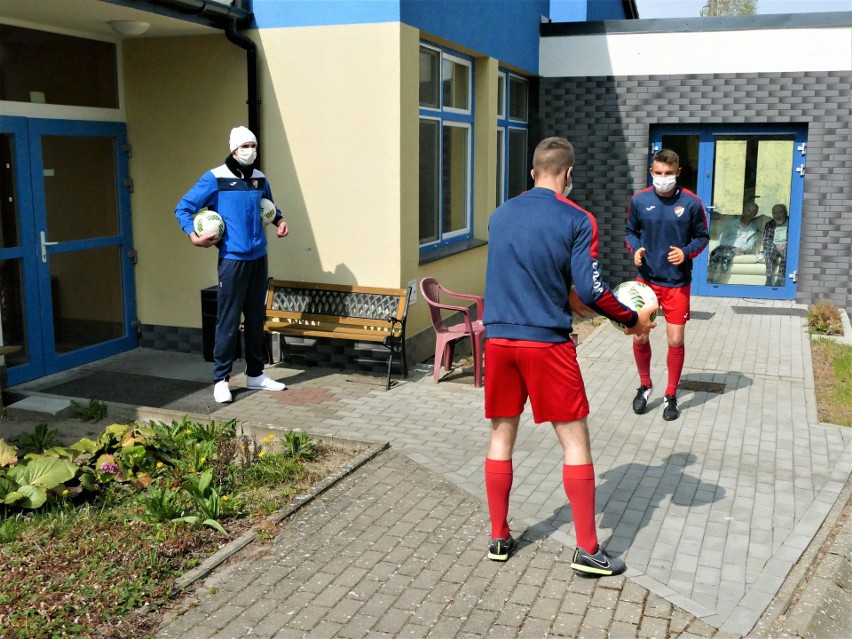 Piłkarze Gwardii Koszalin przekazali maseczki koszalińskiemu Hospicjum [ZDJĘCIA]
