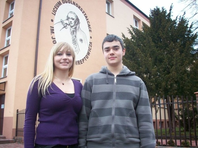 Anna Skóra i Sylwester Błaszczuk przez tablicą olimpijczyków i prymusów szkoły.