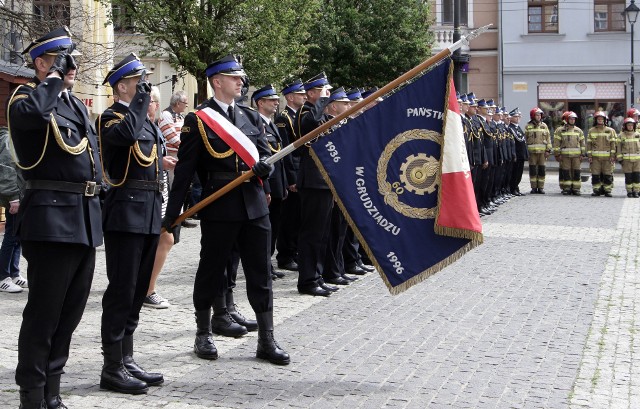 Uroczystość z udziałem strażaków zawodowych i ochotników odbyła się na grudziądzkim rynku. Były odznaczenia, awanse i nagrody. Wręczono nagrody dzieciom biorącym udział w konkursie plastycznym "Nie wypalamy traw" zorganizowanym przez CEE i PSP.