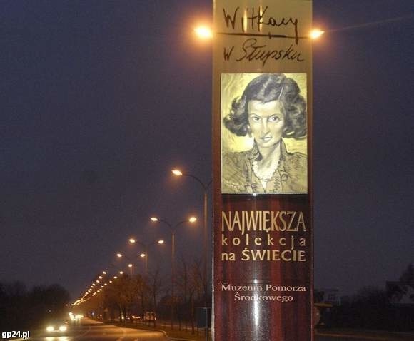 Witacz przy ul. Gdańskiej informujący o słupskiej, największej na świecie kolekcji dzieł Witkacego.