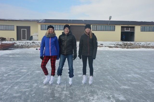 Od lewej: Katarzyna Lis, Szymon Ząbek i Natalia Lis cieszą się z otwarcia w Pińczowie lodowiska, bo wreszcie mogą pojeździć na łyżwach w swoim mieście.