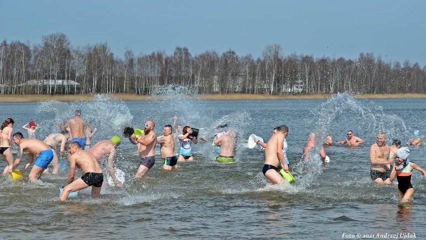 Pożegnanie z sezonem na morsowanie w wodach Pogorii III w...