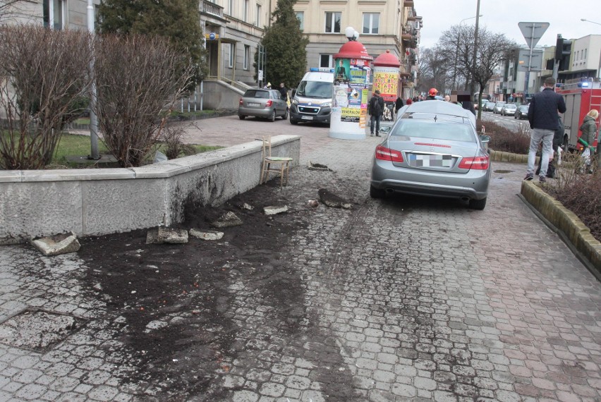 Wypadek w centrum Radomia. Mercedes staranował betonowe...