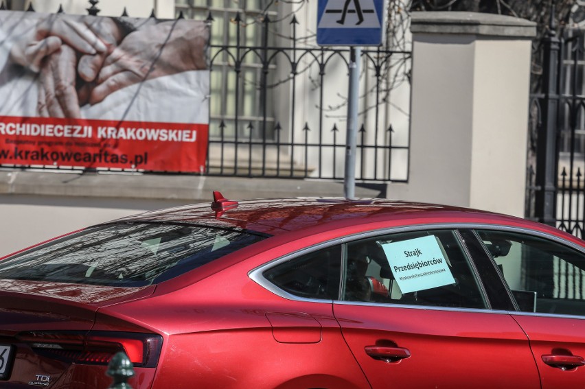 Krakowscy przedsiębiorcy protestowali w samochodach. Interweniowała policja. Posypały się mandaty [ZDJĘCIA]