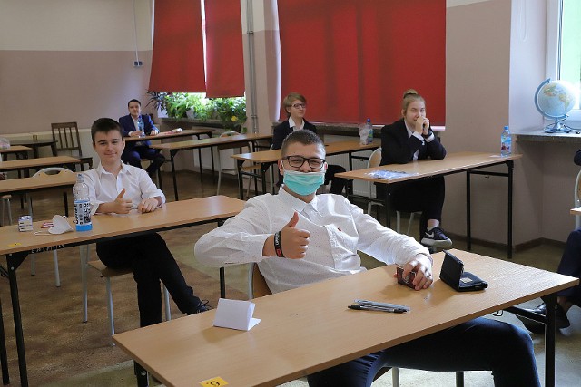 We wtorek 16 czerwca 5075 uczniów klas ósmych w Łodzi o godz. 9. rozpoczęło  trzydniowy obowiązkowy egzamin na zakończenie edukacji w szkole podstawowej. Egzamin odbywa się w wyjątkowym czasie i okolicznościach. Ze względu na pandemię koronawirusa jego termin decyzją ministra edukacji został przesunięty z 21, 22 i 23 kwietnia na 16, 17 i 18 czerwca. Odbędzie się w warunkach reżimu sanitarnego.