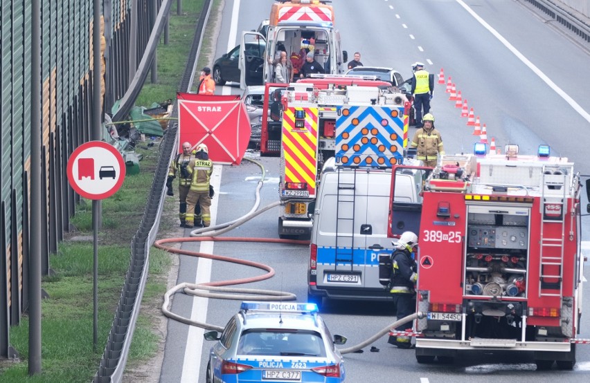 Warszawa: Wypadek na S8 [ZDJĘCIA] Ciężarówka przygniotła samochód osobowy, jedna osoba nie żyje. Utrudnienia trwają, gigantyczne korki