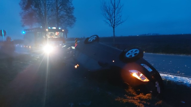 Do zdarzenia doszło po godz. 6:00 w gminie Łysomice. W wyniku zderzenia dwóch samochodów osobowych, jeden z nich dachował.
