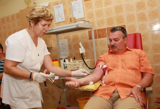 Mirosław Szmyt od ponad roku jest honorowym dawcą. W czwartek krew pobrała od niego Irena Kusik.