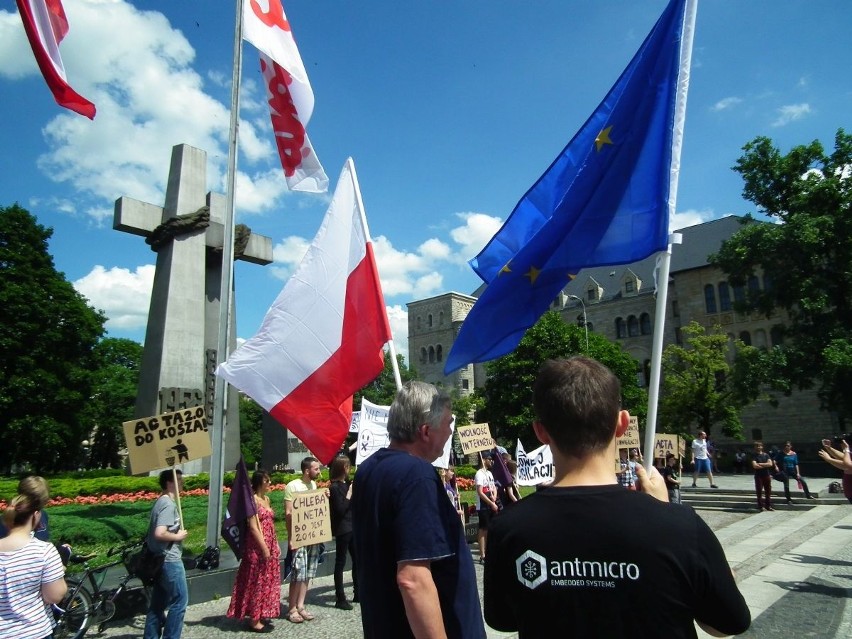 Poznań: Partia Razem demonstrowała przeciwko nowej ustawie...