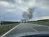 Powiat puławski: Dym na drodze ekspresowej. Strażacy gaszą pożar samochodu